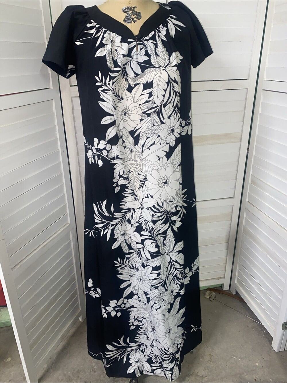 Vintage 70s Sand Pebble Hawaii Kaftan MuuMuu Tropical Floral Black White Sz Sm